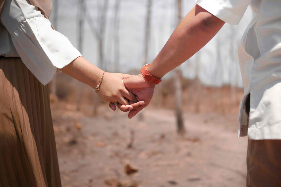 How to Comfort Someone Who Lost a Pet: 12 Meaningful Ways to Help Them Heal - Soft Hours